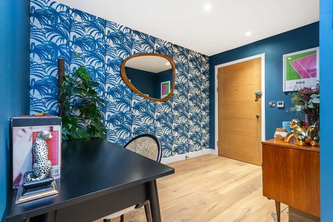 18, Blackburn House Prodigal Square, London, E8 1FW