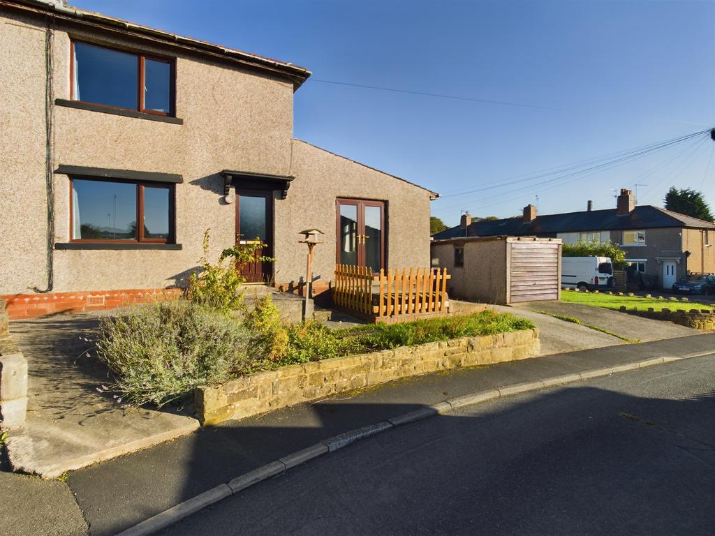 Broughton Crescent, Skipton, BD23 3 bed terraced house £800 pcm (£185 pw)