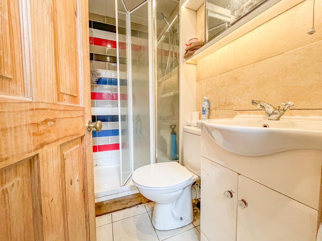 Annexe 1 shower room