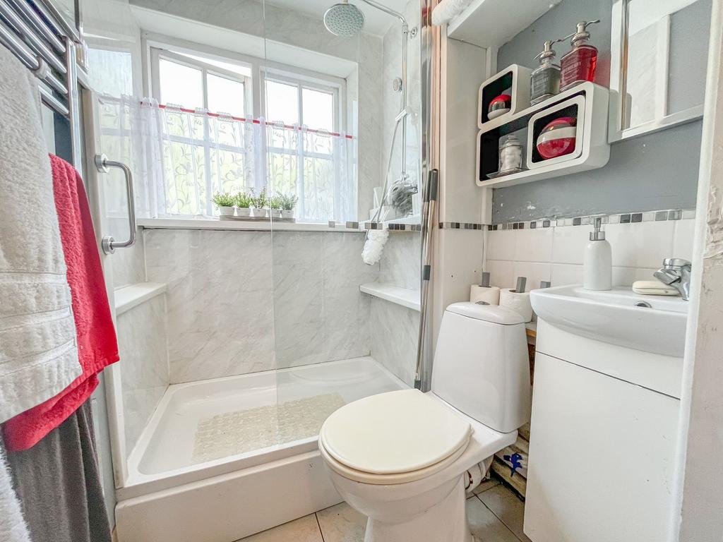 Annexe 2 shower room