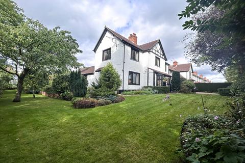 5 bedroom detached house for sale, Burringham Road , DN17