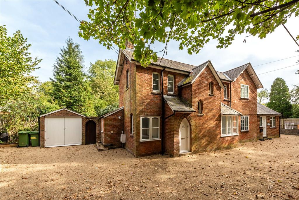 Pebblehill Road, Betchworth, Surrey, RH3 2 bed semidetached house for sale £590,000