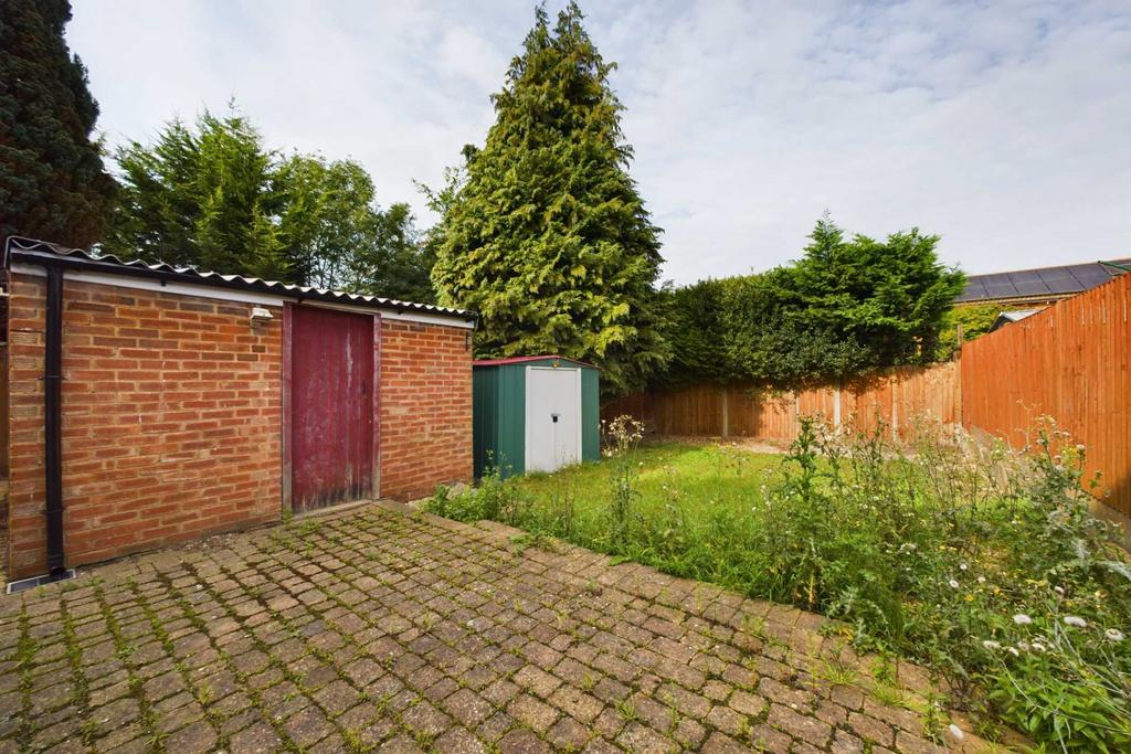 Meadow Road, Hemel Hempstead... 2 bed house £1,500 pcm (£346 pw)