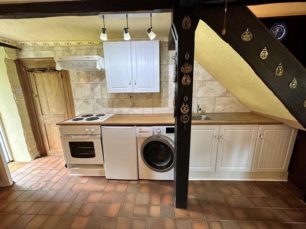 Efford Farm, Plymouth PL8 2 bed cottage £650 pcm (£150 pw)