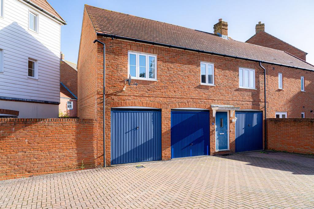 Bluebell Road, Kingsnorth, TN23 2 bed coach house for sale £210,000