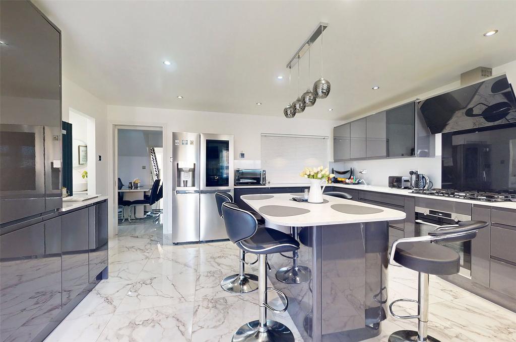 Ballards Walk, Lee Chapel North, Basildon, Essex, SS15 3 bed end of