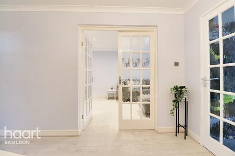 8 Braxteds, Basildon, SS15 6QE