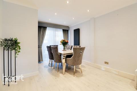 8 Braxteds, Basildon, SS15 6QE