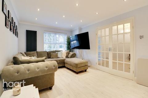8 Braxteds, Basildon, SS15 6QE