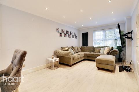 8 Braxteds, Basildon, SS15 6QE