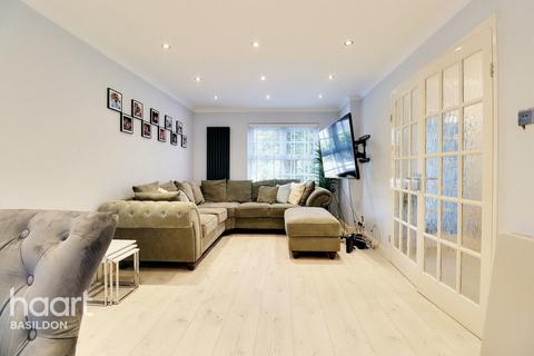 8 Braxteds, Basildon, SS15 6QE
