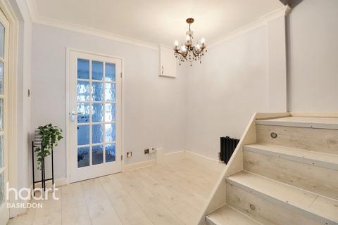 8 Braxteds, Basildon, SS15 6QE