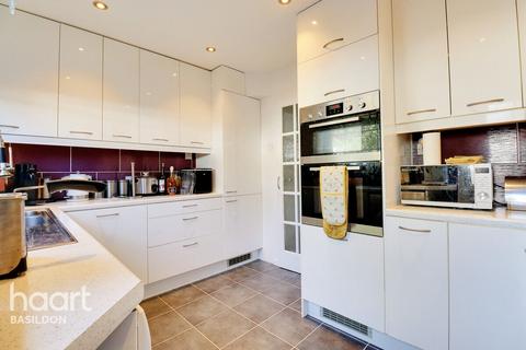 8 Braxteds, Basildon, SS15 6QE