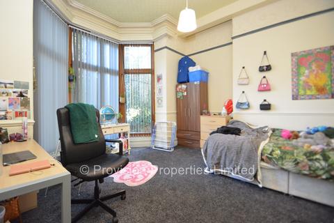 11 bedroom end of terrace house to rent, St Johns Terrace, Hyde Park LS6
