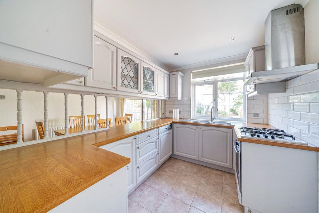 Bargate Close, New Malden, KT3 4 bed semidetached house £2,800 pcm