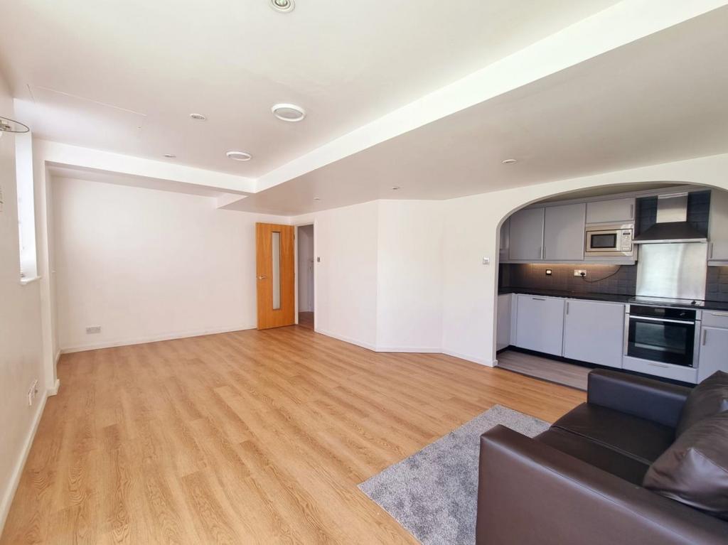 Tower Point, Enfield 3 bed flat £2,295 pcm (£530 pw)