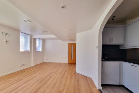 3 bedroom flat to rent, Tower Point, Enfield