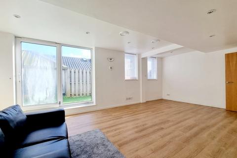 3 bedroom flat to rent, Tower Point, Enfield