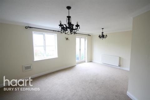 4 bedroom terraced house to rent, Snowdrop Close, Bury St Edmunds