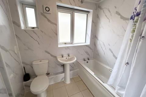 3 bedroom terraced house to rent, West King Street, Salford