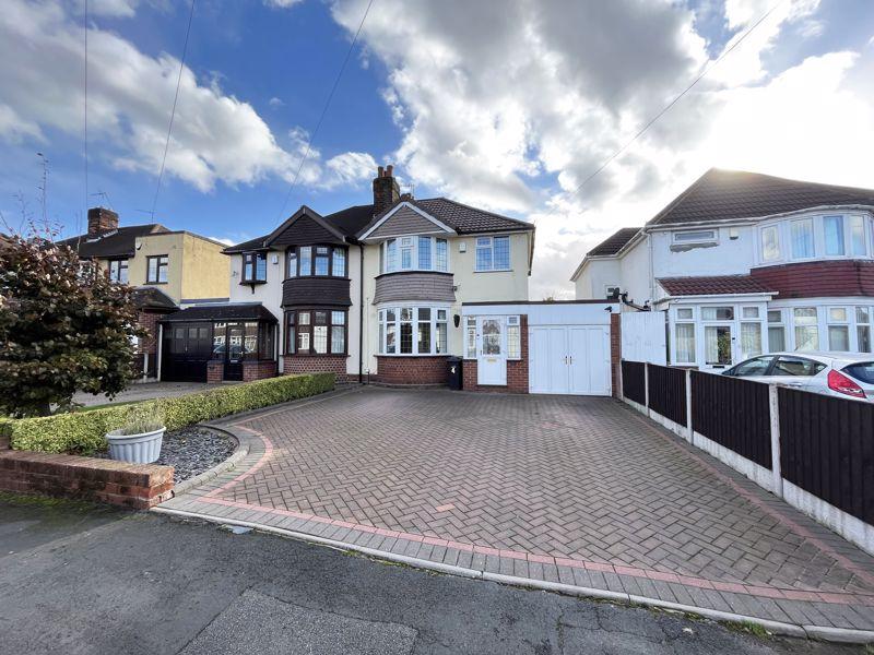 Oakham Drive, Dudley DY2 3 bed semidetached house £267,500