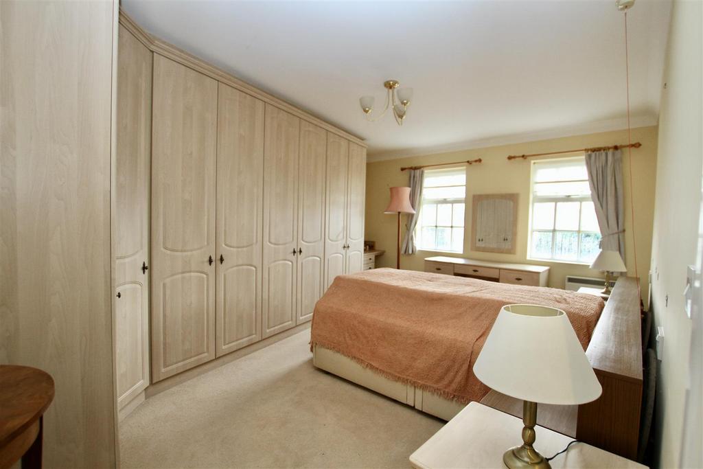 Old Leigh Road, LeighOnSea 2 bed retirement property for sale £210,000