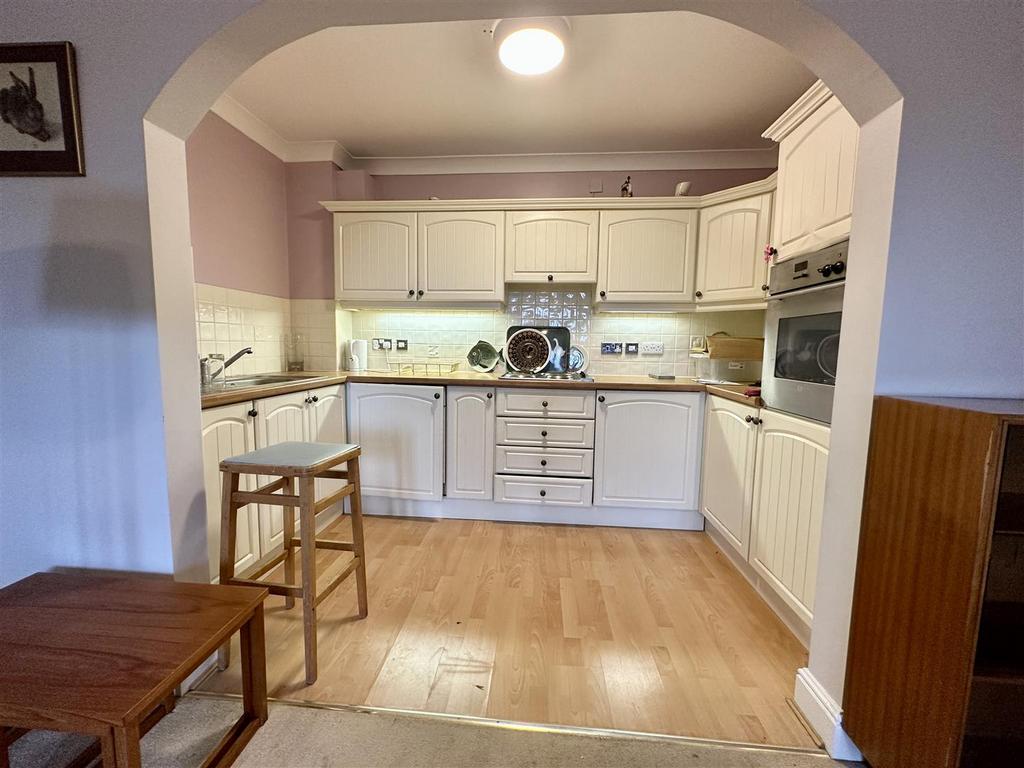 Old Leigh Road, LeighOnSea 2 bed retirement property for sale £210,000