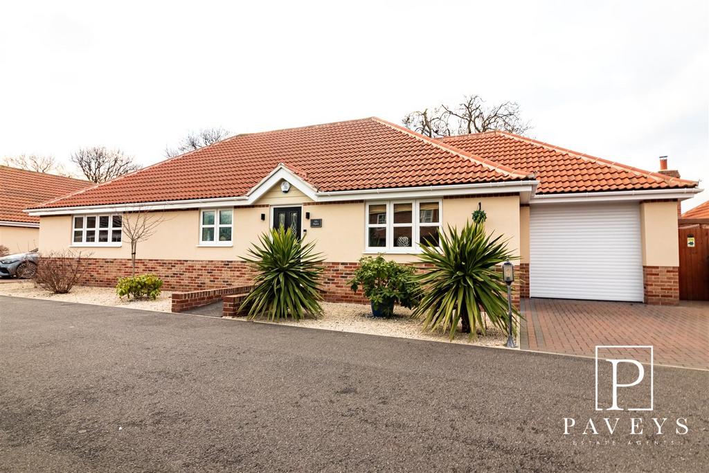 Thorpe Road, Kirby Cross, FrintonOnSea 3 bed detached bungalow for