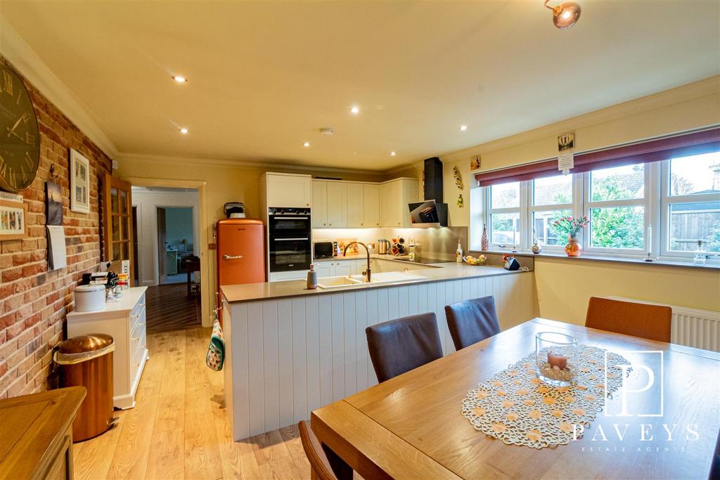 Thorpe Road, Kirby Cross, FrintonOnSea 3 bed detached bungalow for