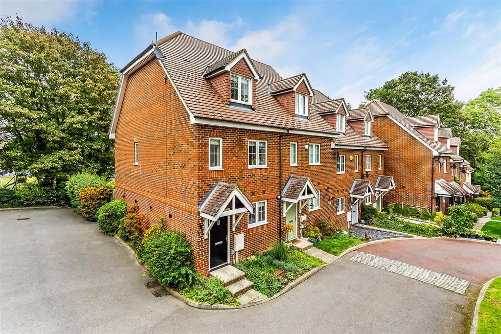 Osprey Drive, Epsom 3 bed end of terrace house for sale £550,000