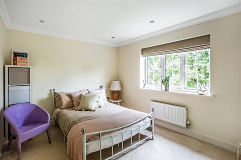 6 Osprey Drive, Epsom, KT18 5DY