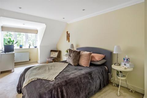 6 Osprey Drive, Epsom, KT18 5DY