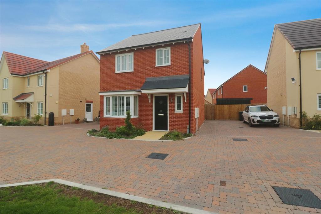 Hyacinth Drive, Dunmow 3 bed detached house for sale £450,000