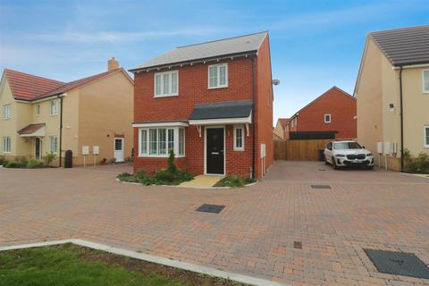 3 bedroom detached house for sale, Hyacinth Drive, Dunmow