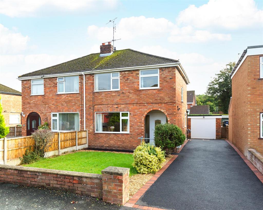 Maes Y Waun, Chirk, Wrexham 3 bed house for sale £199,950