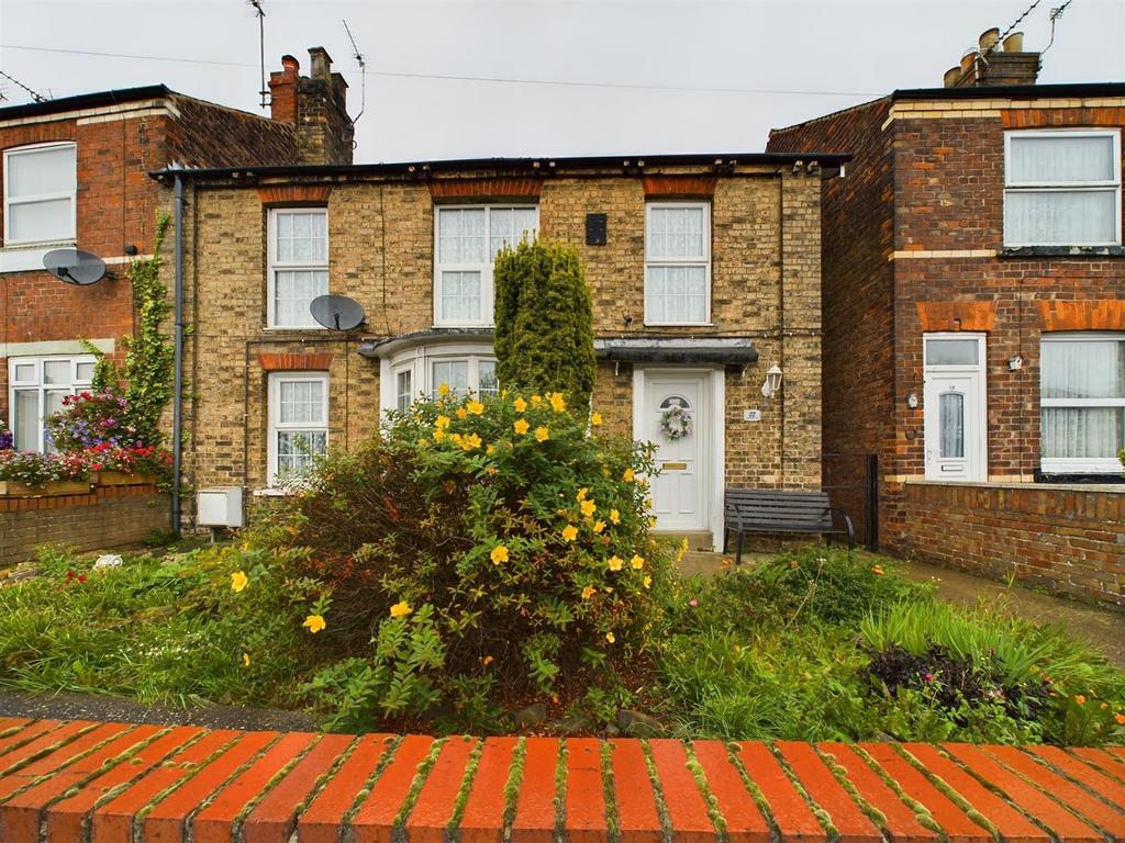 Scarborough Road, Bridlington 3 bed end of terrace house for sale £