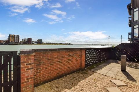 1 bedroom flat for sale, Moorhead Court, Ocean Village, SO14