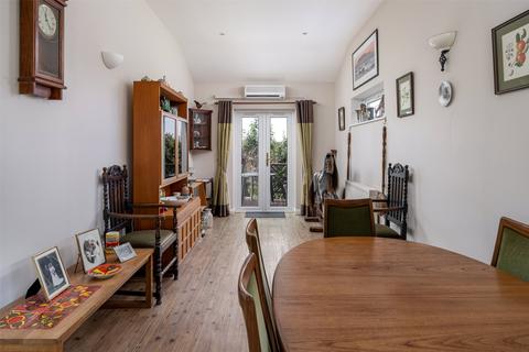 1 Tate Close, Leatherhead, KT22 8PQ