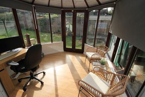 16 Evesham Grove, Bradford, BD10 8TN