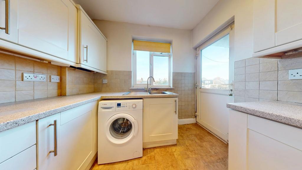 Rowan Crescent, London, SW16 3 bed £2,000 pcm (£462 pw)