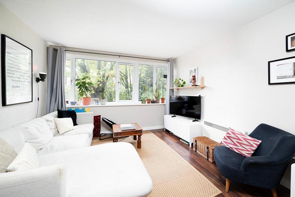 Hornsey Road, London, N19 2 bed flat £450,000