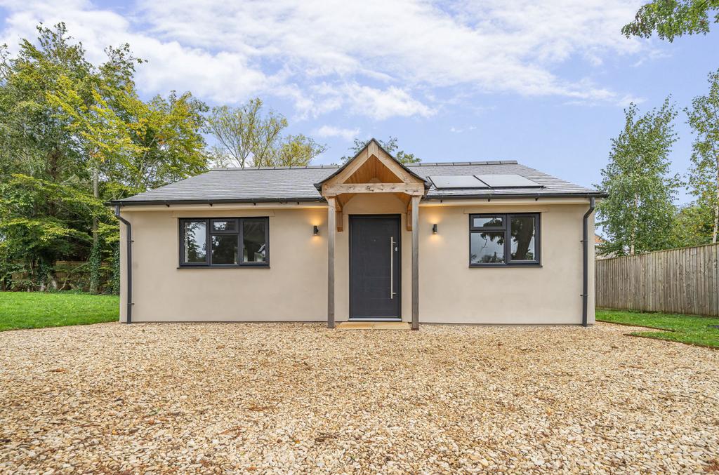Mill Lane, Clanfield, Bampton, Oxfordshire, OX18 2 bed bungalow for