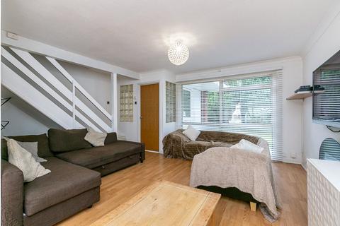 32 Nicola Close, South Croydon, CR2 6NB
