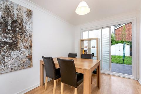 32 Nicola Close, South Croydon, CR2 6NB