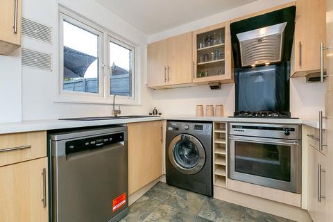 32 Nicola Close, South Croydon, CR2 6NB