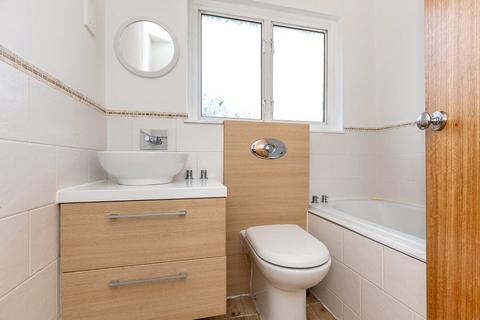32 Nicola Close, South Croydon, CR2 6NB