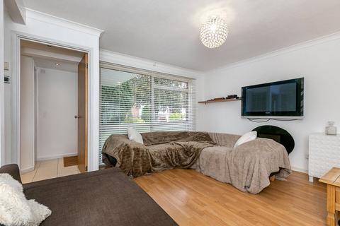 32 Nicola Close, South Croydon, CR2 6NB