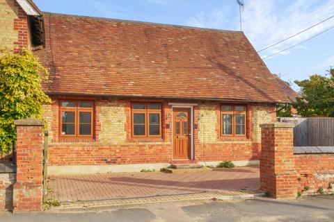 3 bedroom bungalow to rent - Lower Street, Quainton, Aylesbury, Buckinghamshire, HP22