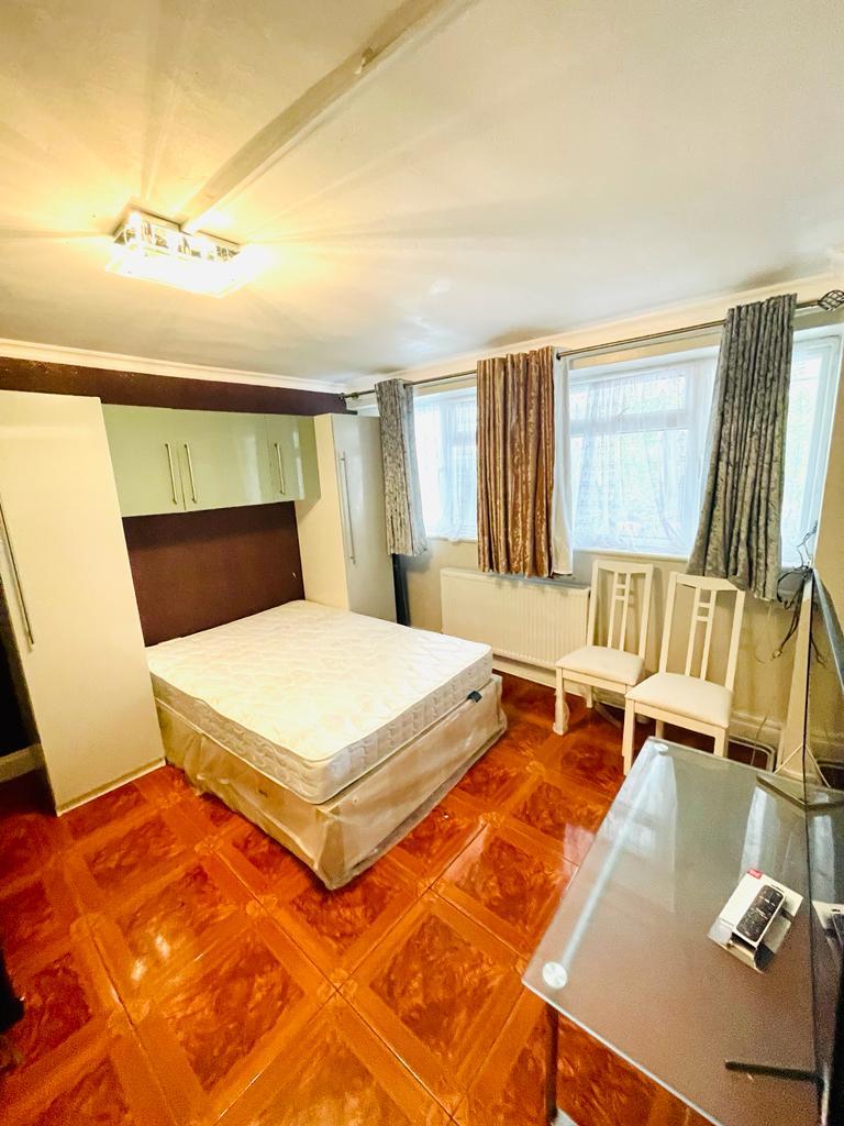 Spacious two bedroom maisonetter for sale 2 min w
