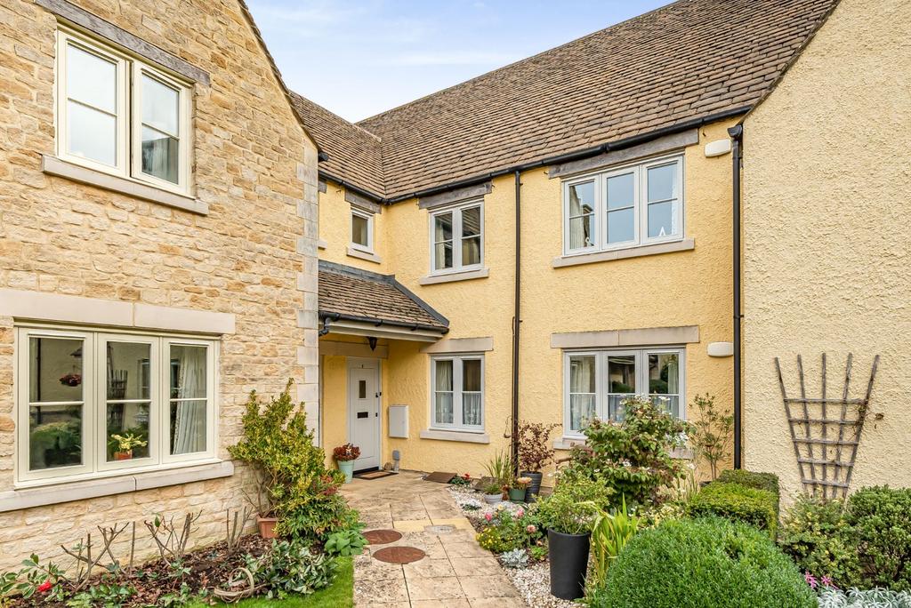 Westwood Court, Somerford Road, Cirencester, GL7 2 bed apartment for